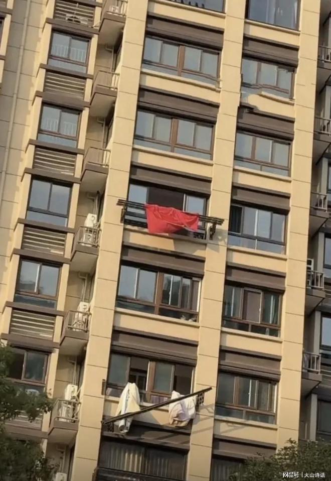 在自家6楼阳台晒被褥时一不小心坠亡…凯发K8国际太惨了！网传南通一业主(图5)