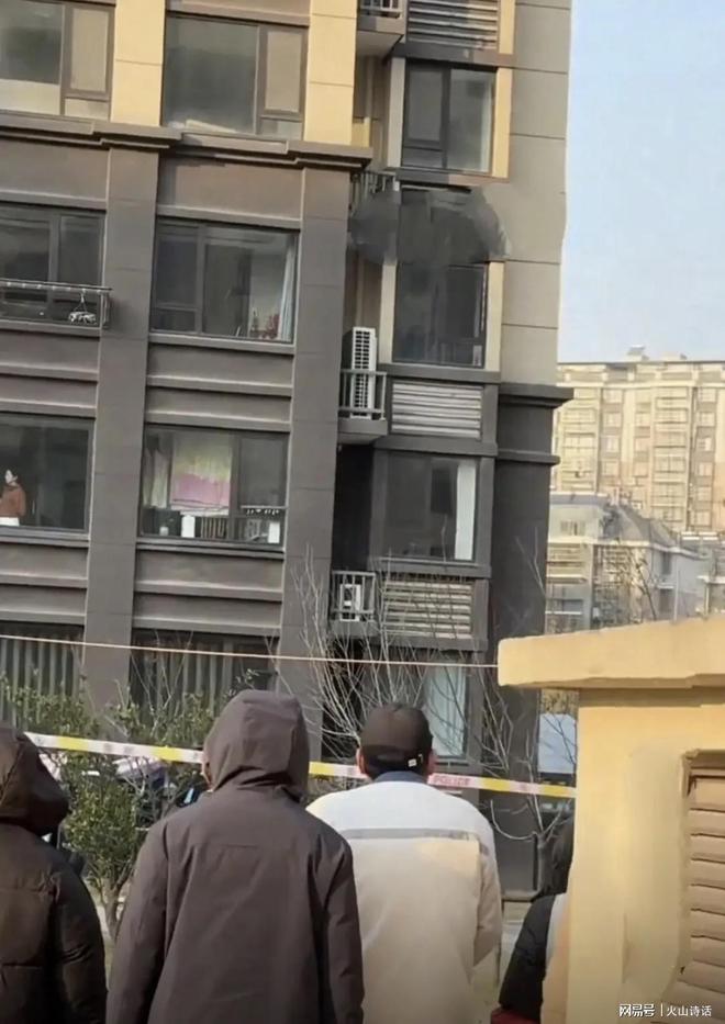 在自家6楼阳台晒被褥时一不小心坠亡…凯发K8国际太惨了！网传南通一业主(图2)