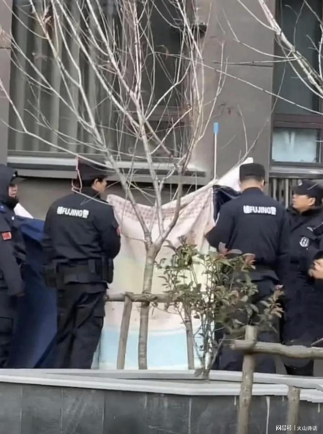 在自家6楼阳台晒被褥时一不小心坠亡…凯发K8国际太惨了！网传南通一业主