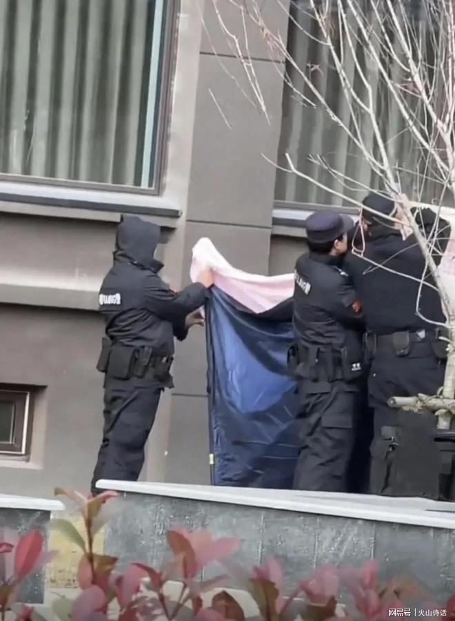 在自家6楼阳台晒被褥时一不小心坠亡…凯发K8国际太惨了！网传南通一业主(图4)