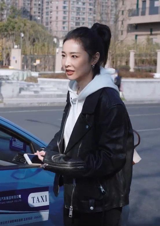 爱惨了“帽衫”混搭皮衣、大衣越看越美k8凯发马竞赞助高叶《蔷薇风暴》真的(图1)